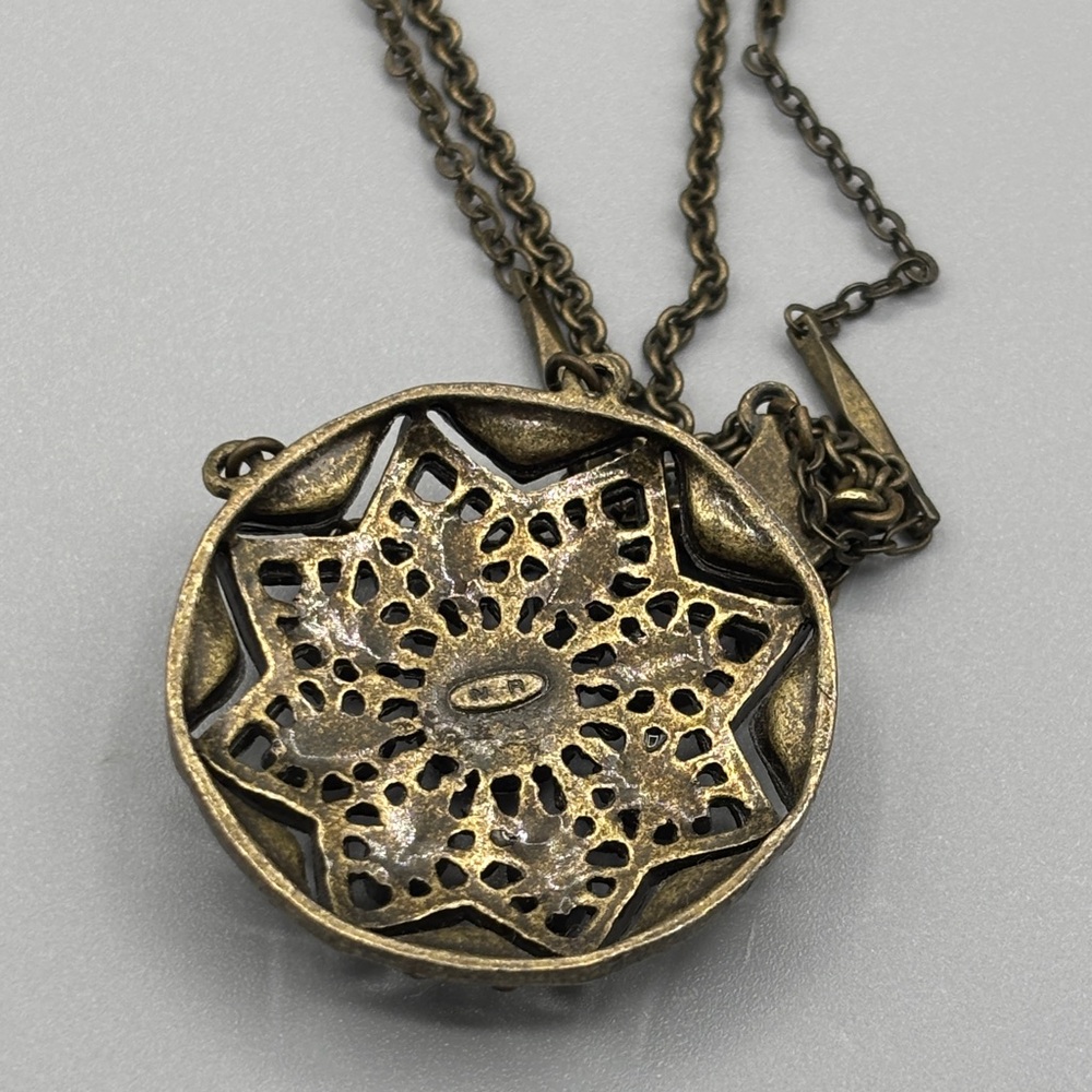 Vintage Avon Medallion Pendant Necklace JP429 - Picture 9 of 11